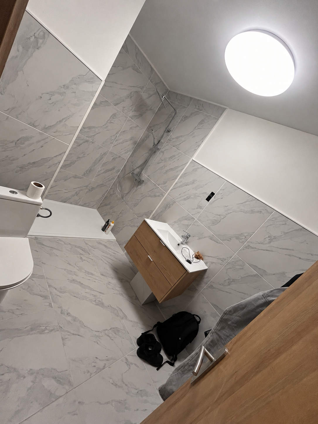 Salle d’eau avec faïence effet marbre et meuble vasque suspendu